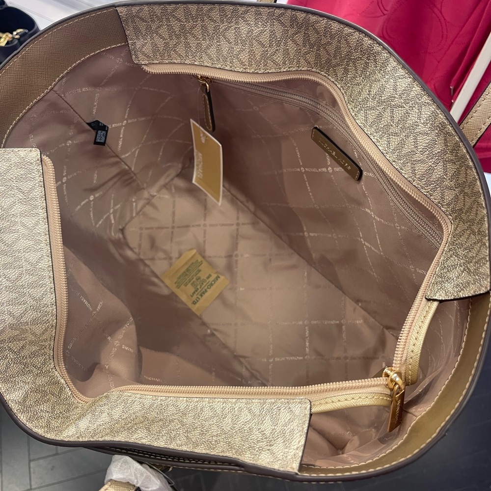 MICHAEL KORS Arden Large Metallic Top-Zip Shoulder Tote Bag
Pale Gold 
NWT - Picture 7 of 16
